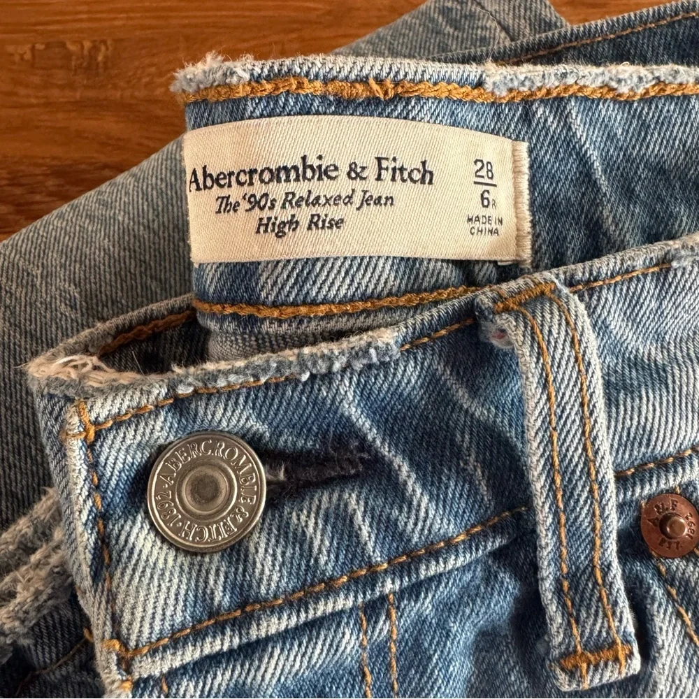 Abercrombie 90s relaxed high rise jeans, Size 28 - Picture 3 of 14